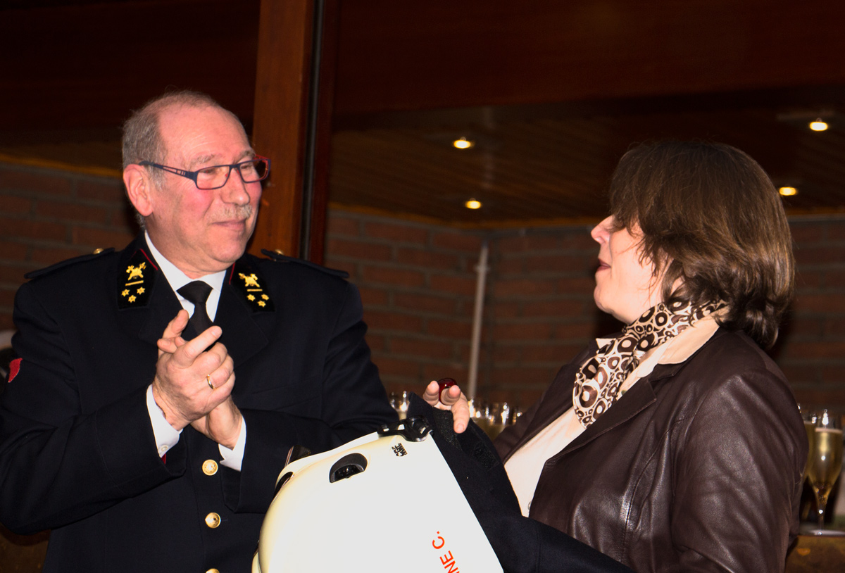 Le Commandant Devijver remet à Cécile Jodogne le traditionnel cadeau de bienvenue : un casque portant son nom.
