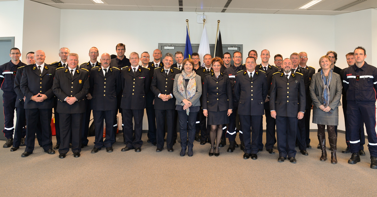 Les pompiers de Bruxelles avec Cécile Jodogne, la Secrétaire d'Etat à l'aide urgente et services d'incendie - SIAMU